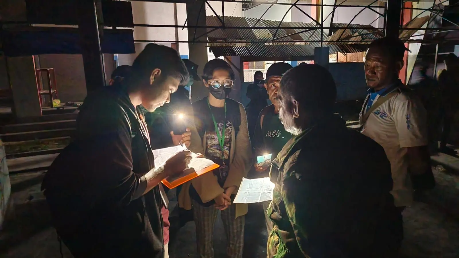 Petugas BPS Malra Data ABK dan Tunawisma Pelabuhan Tual di malam Regrosek