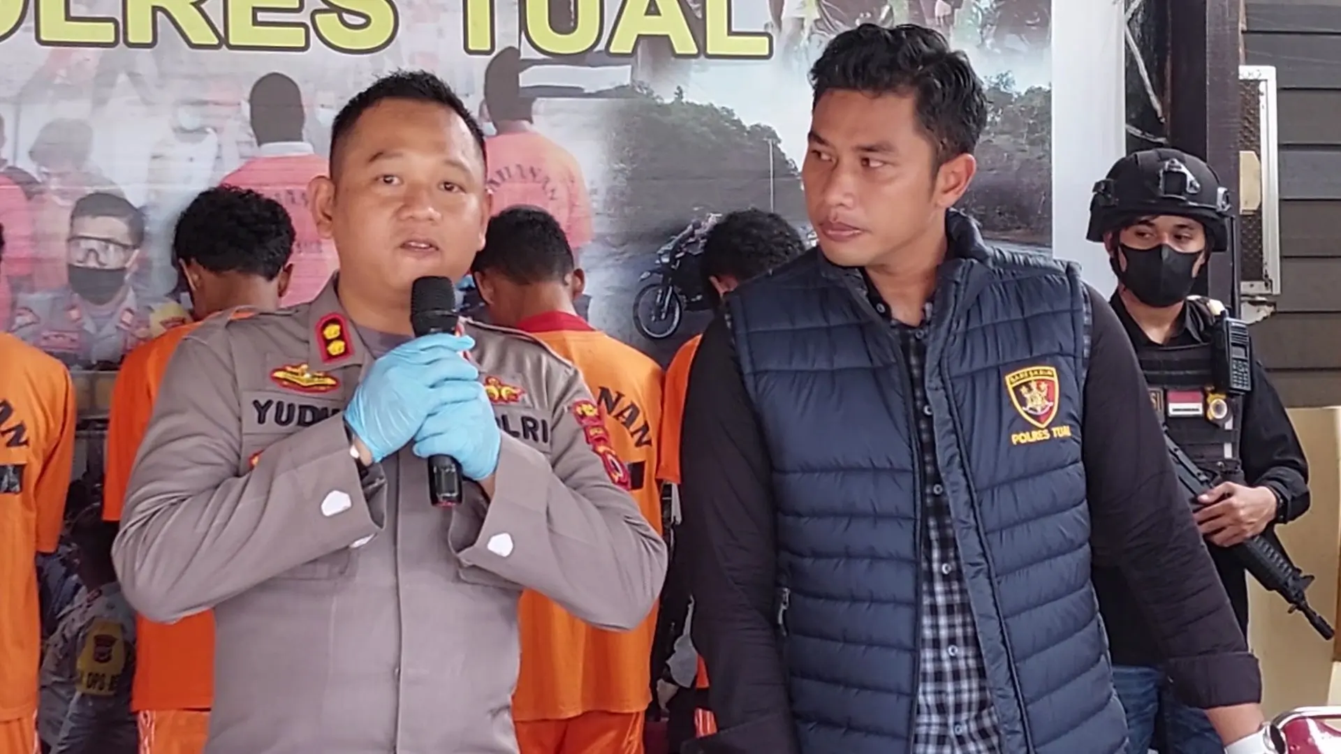 Keterangan Pers Kapolres Tual di Mapolres jumat