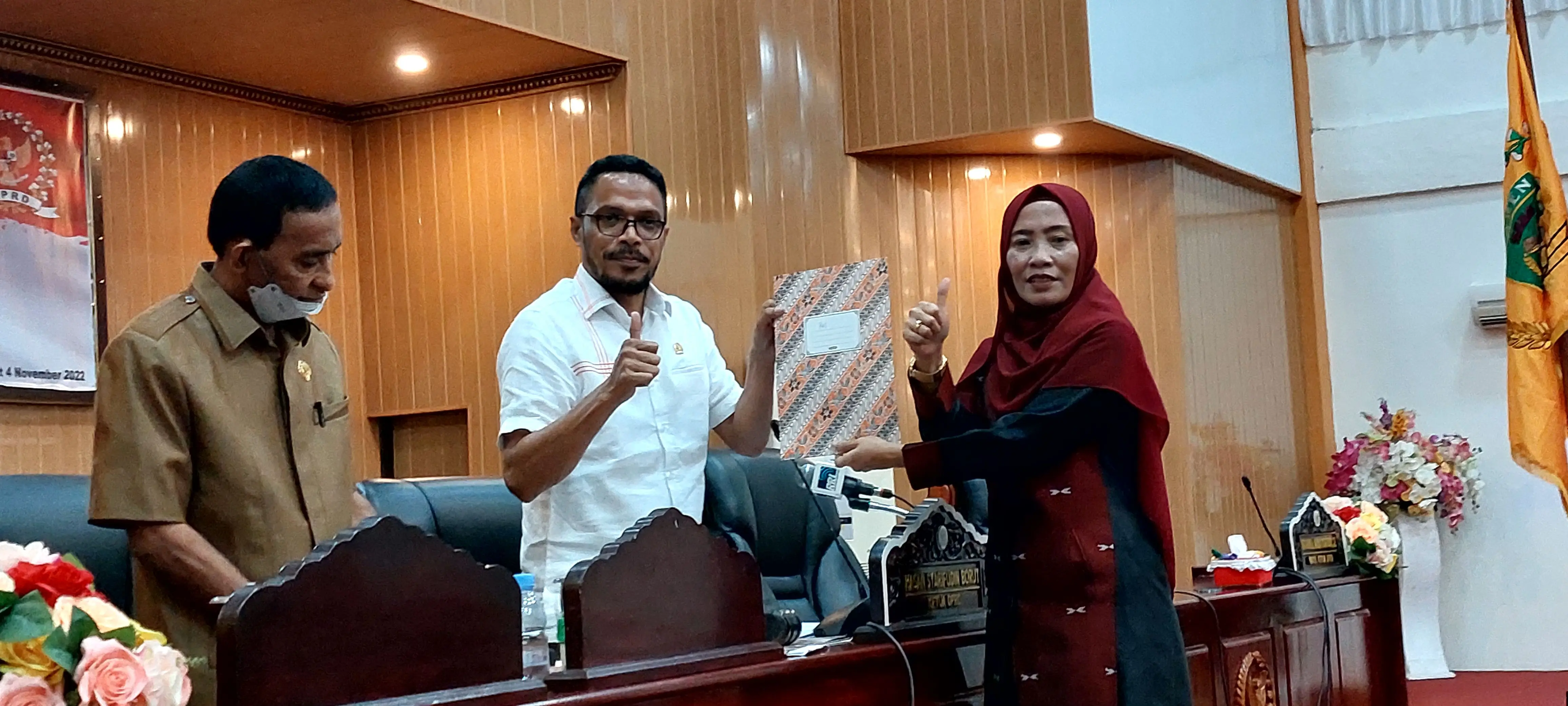 Ketua Fraksi PKS serahkan kata akhir fraksi kepada Ketua DPRD Kota Tual