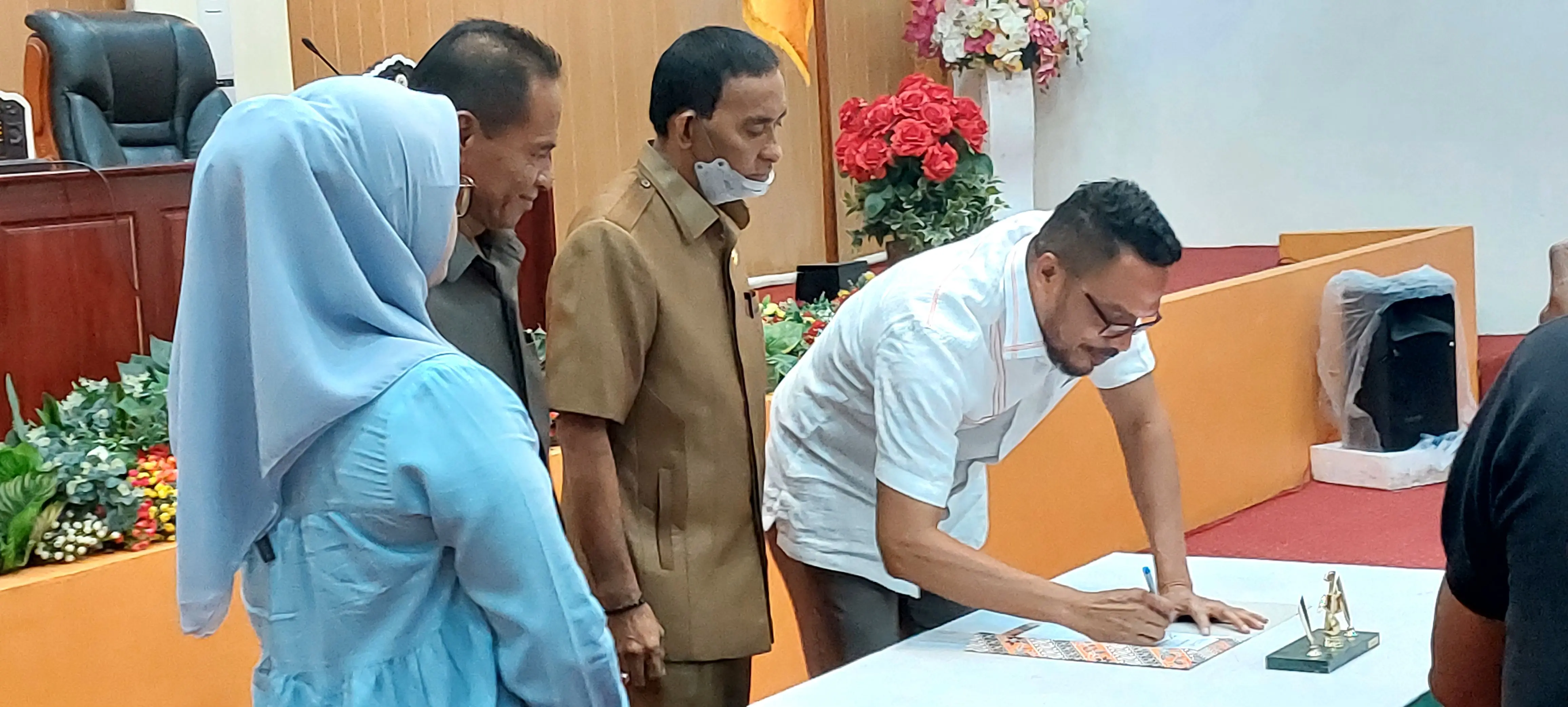 Penandatanganan berita acara persetujuan DPRD Kota Tual atas RAPBD-P 2022 ditetapkan sebagai Perda antara Ketua DPRD dan Walikota Tual yang diwakili Sekretaris Daerah Kota Tual, A.Yani Renuat
