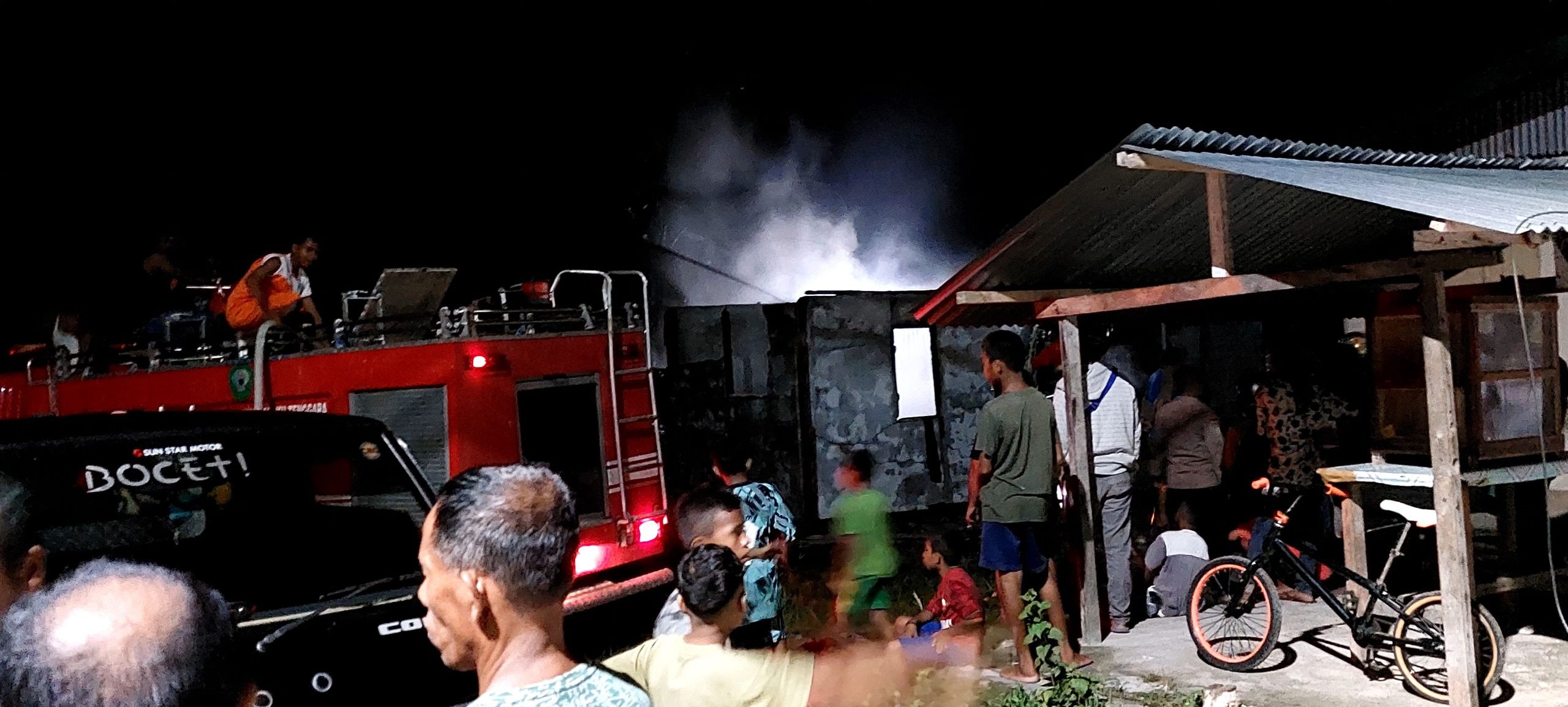 Mobil tangki air dan pemadam kebakaran berhasil padamkan api satu jam kemudian didepan SPBU Langgur