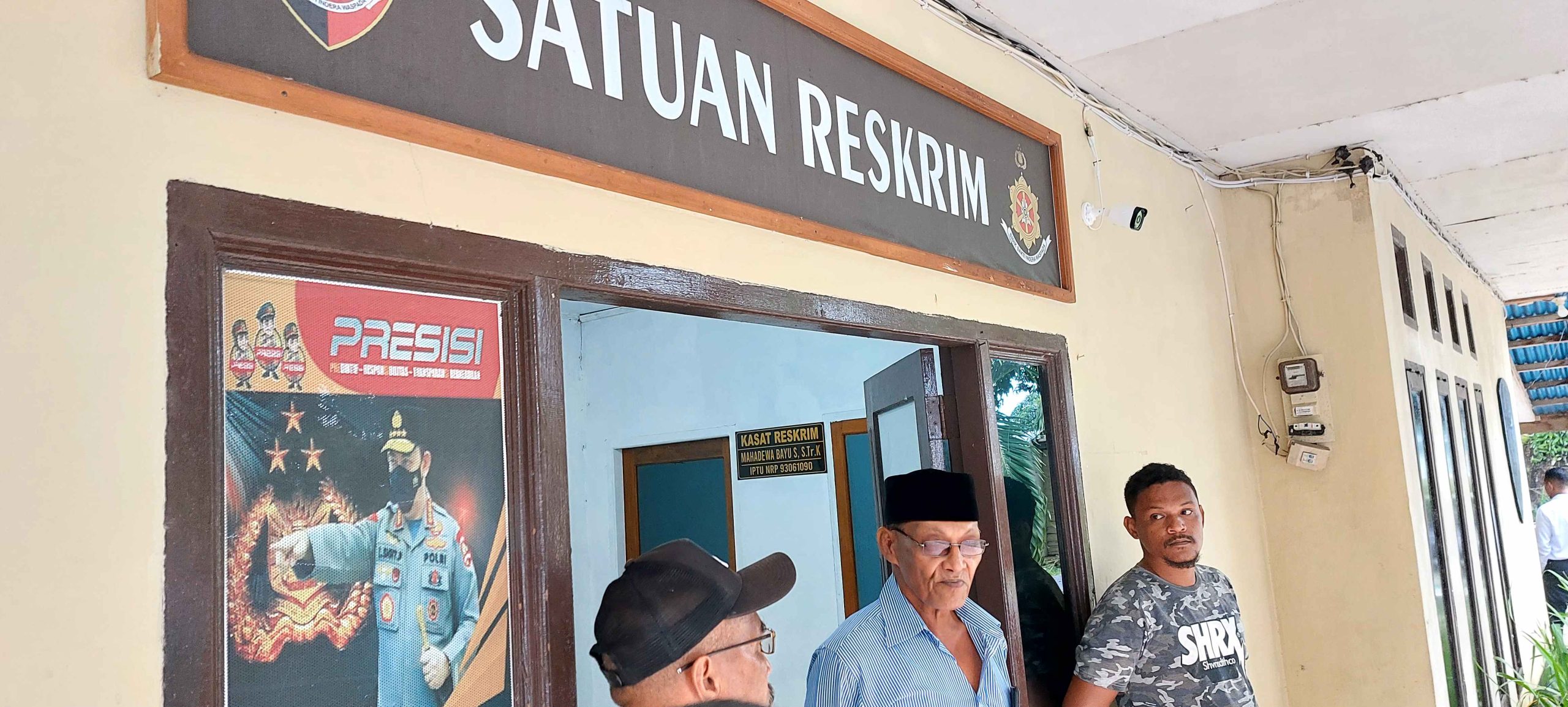 Pelapor yang juga orang tua korban, Salahudin Kabalmay bersama keluarga menanti hasil putusan gelar perkara di Satreskrim Polres Tual senin 28 November 2022