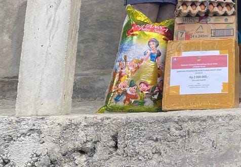 Ini paket bantuan yang diterima dari Kemensos, satu paket senilai Rp 2 juta dan satu paket lagi senilai Rp 1 juta