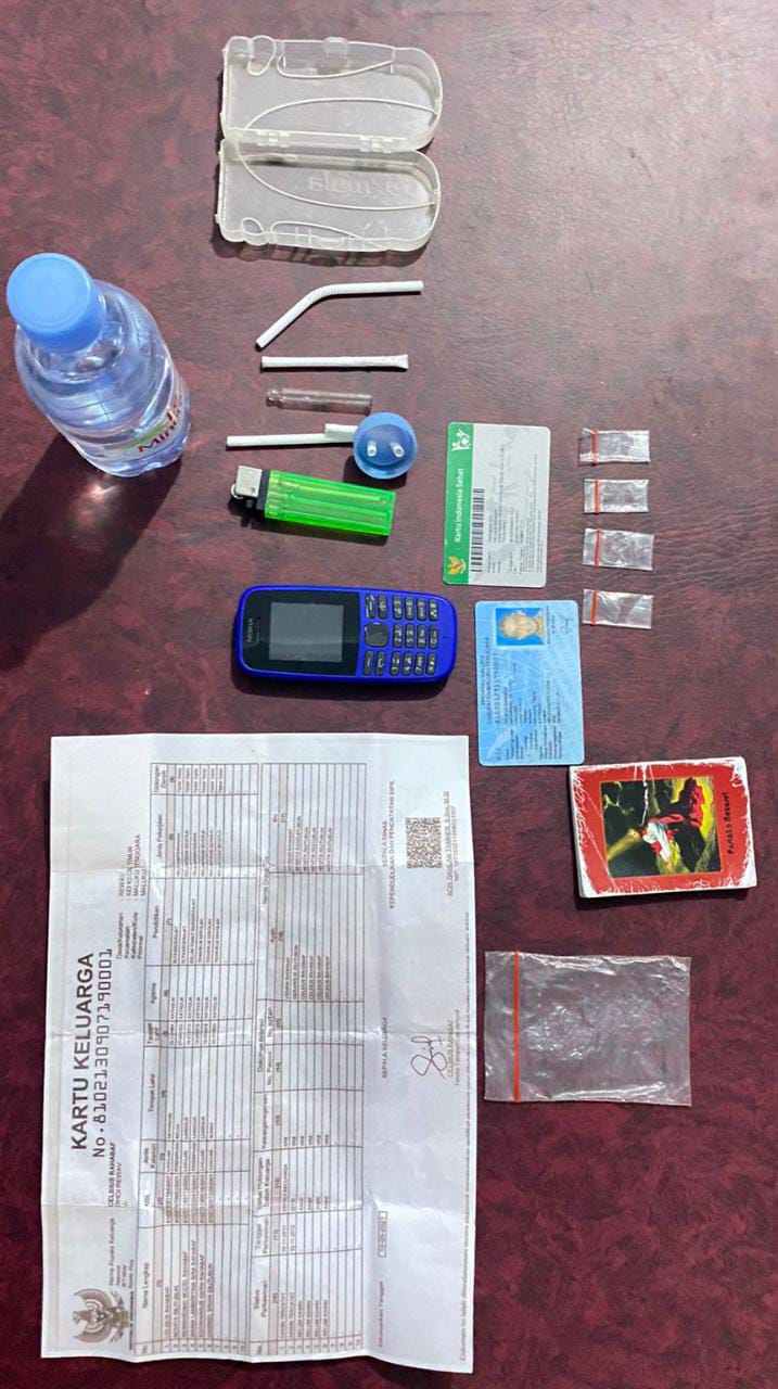 Ini barang bukti hasil tertangkap tangan oleh Satresnarkoba Polres Tual yang diamankan dari seorang pemuda KKT