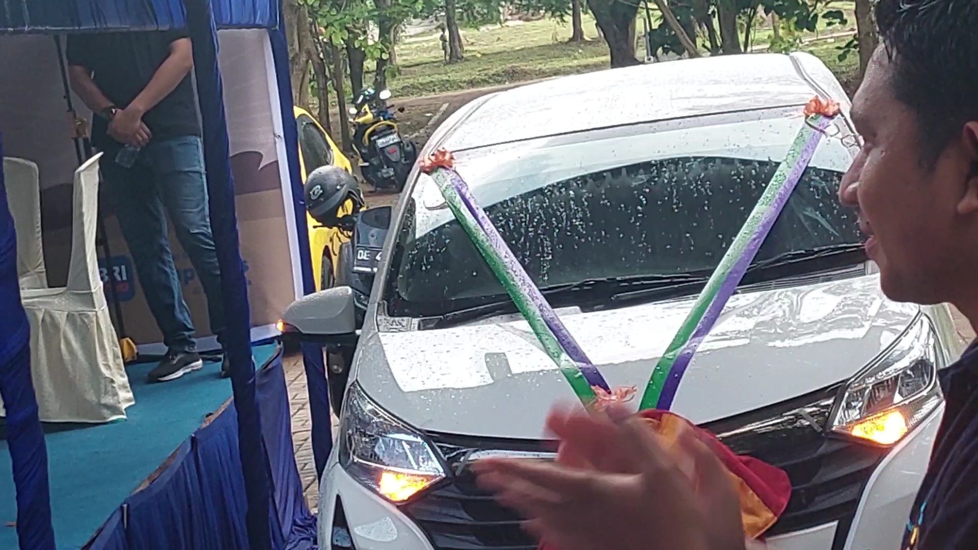 Ini hadiah utama panen simpedes BRI Tual 2022 berupa satu unit mobil Toyota Cayla yang dimenangkan nasabah Bank BRI Unit A.G Renuat Tual