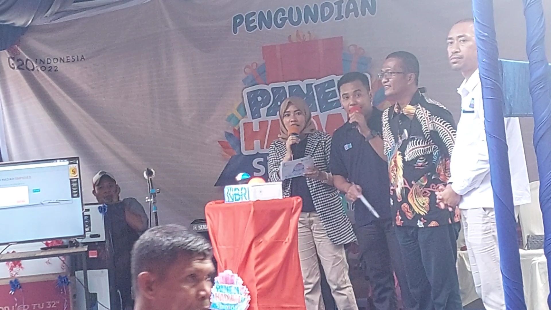 Perwakilan Kepala Bank BRI Tual mendampingi Danlanal Tual dalam penekanan tombol penarikan hadiah utama simpedes Bank BRI periode pertama 2022