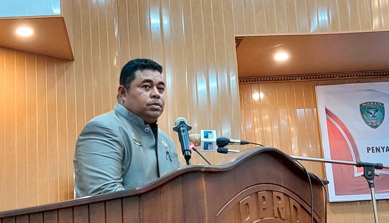 Ketua FIM DPRD Kota Tual, Rahman Rettob membacakan kata akhir fraksi setuju dan menerima RAPBD ditetapkan sebagai Perda APBD Kota Tual 2023