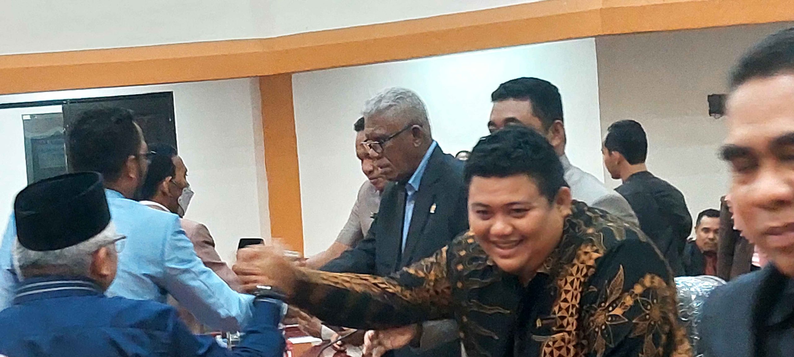 Saling berjabat tangan antara pimpinan dan anggota DPRD Kota Tual