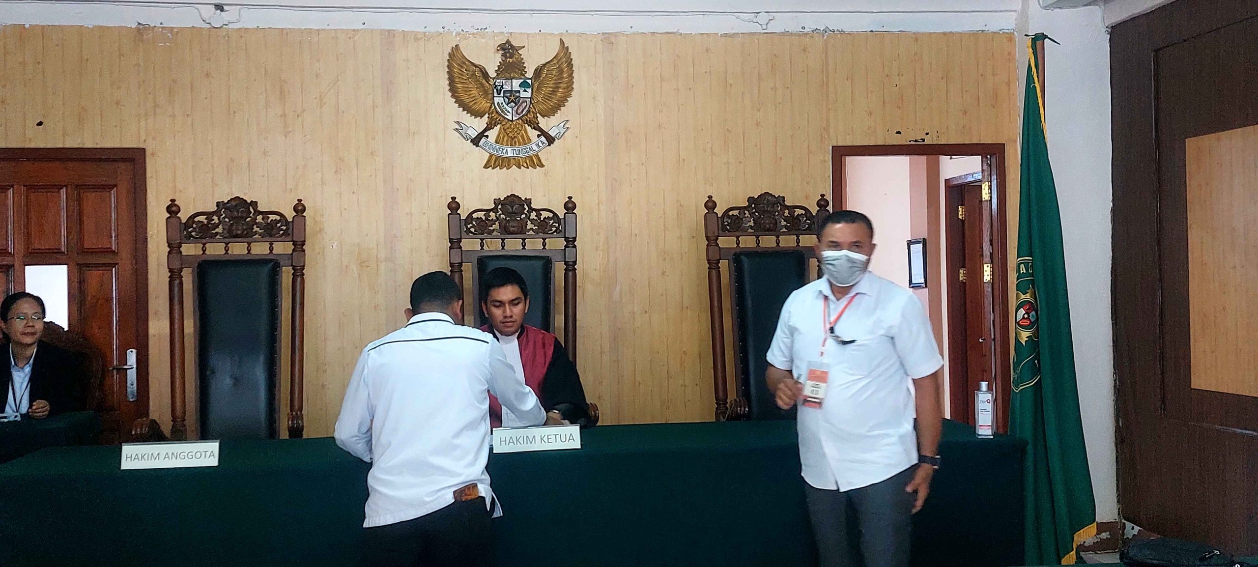 Hakim Tunggal PN Tual yang memimpin sidang praperadilan antara Pemohon Advokat Roroa melawan Termohon Kapolri cq Kapolda Maluku cq Kapolres Tual