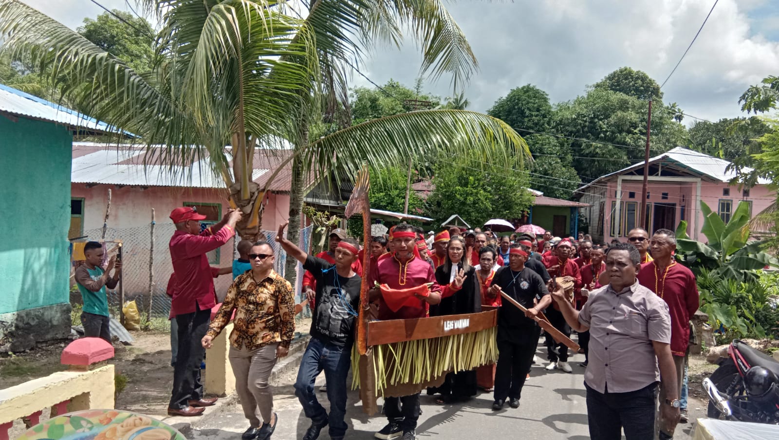 Calon Tunggal Kepala Ohoi Taar, Charles Tarantein diantar dengan belan Leis Wan Wan di Ohoi Taar