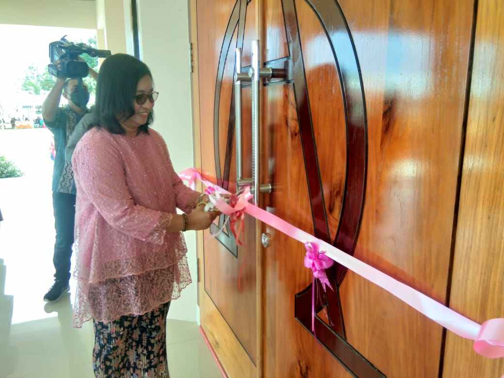 Pengguntingan pita pintu depan Gereja Efata GPM Ohoitel oleh Isteri Ketua Sinode GPM Maluku