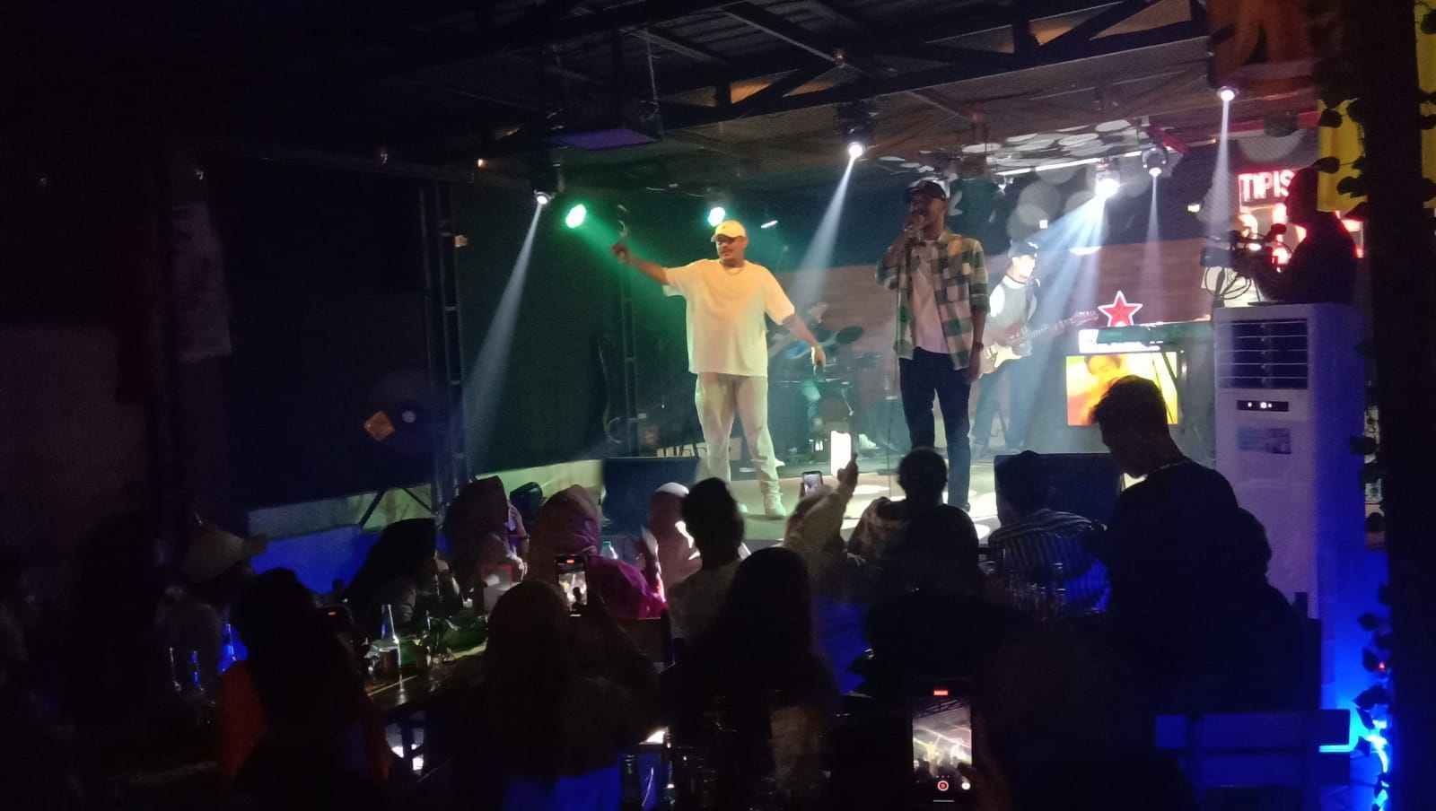 Dua Artis Maluku hipnotis warga Malra dan Kota Tual di Cafe Tipis - Tipis Langgur senin malam