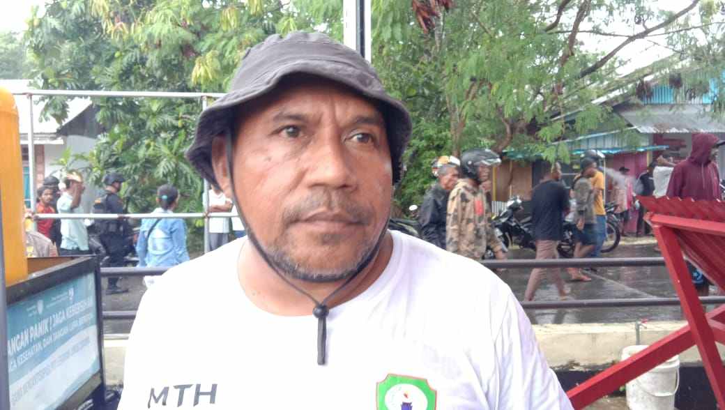 Kepala Ohoi Warbal, Semuel Masbaitubun saat diwawancarai tualnews.com, minggu siang di Mapolres Tual