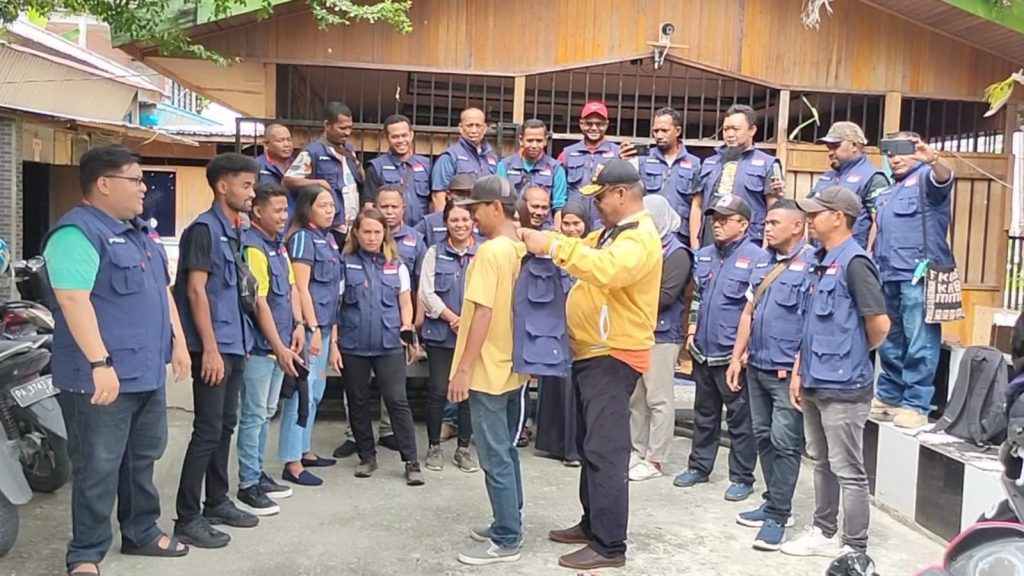 Anggota DPRD Mimika, Saleh Al Hamid menyematkan rompi Press kepada puluhan wartawan media cetak dan elektronik di Kota Mimika, rabu 4 januari 2023