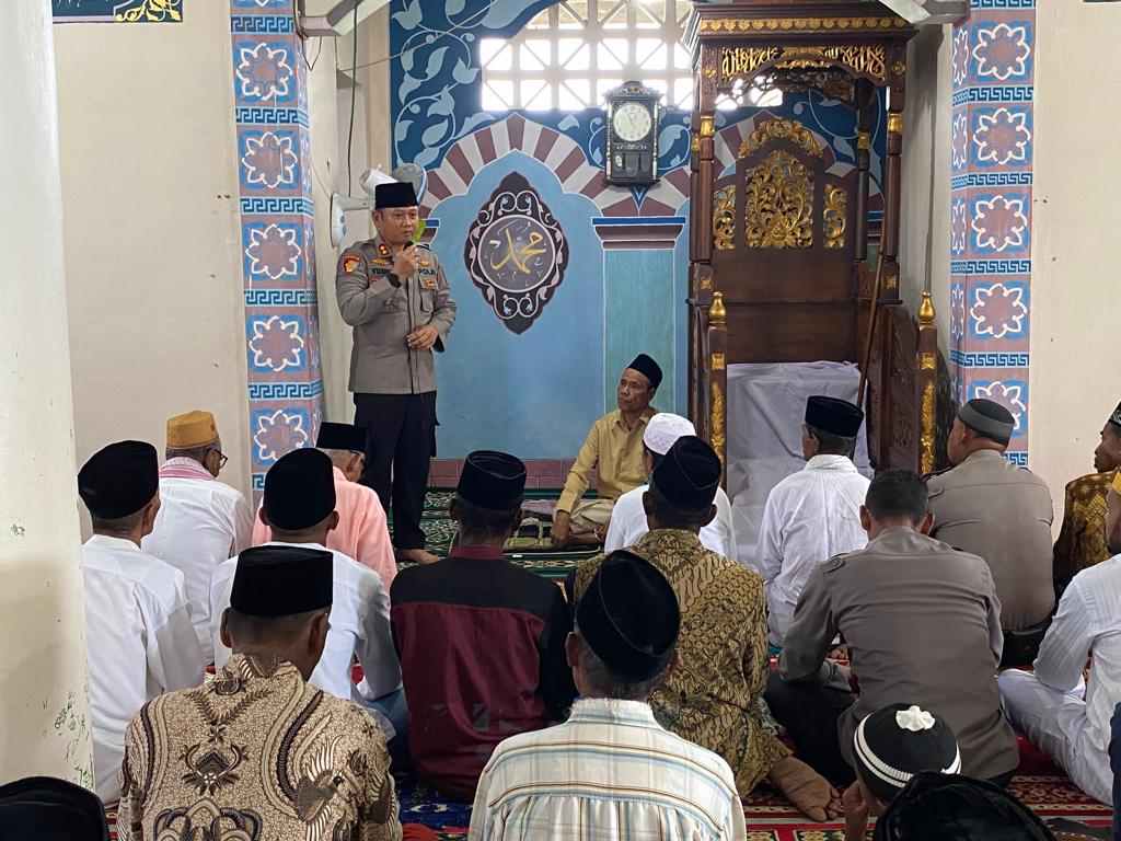 Kapolres Tual Curhat jumat bersama warga di Masjid As Soleh Desa Fiditan, jumat 06 Desember 2023
