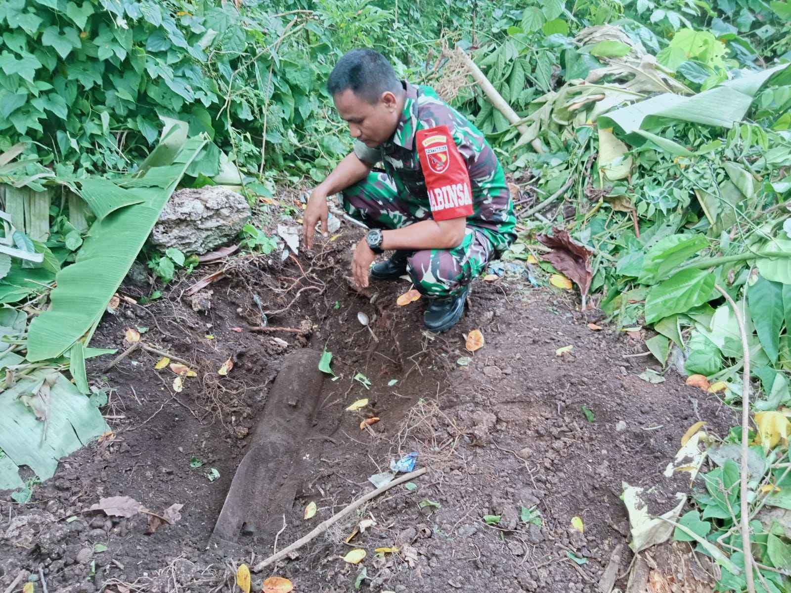 Satu Buah Bom mortir yang ditemukan warga Desa Dullah Darat di lahan kebun, sementara diamankan TNI -Polri, jumat 6 Desember 2023