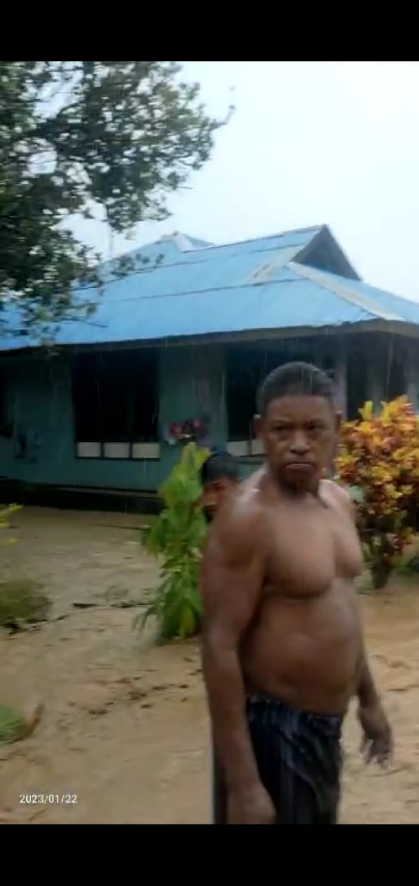 Bencana banjir yang melanda Desa Rotnama MBD selama tiga hari hingga senin 23 Januari 2023, mengakibatkan warga mengungsi ke dataran tinggi