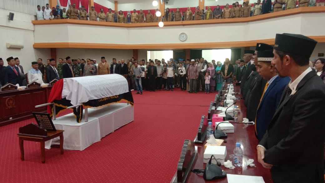 Penghormatan terakhir jenazah Almarhum Ishak Nuhuyanan di Kantor DPRD Kota Tual