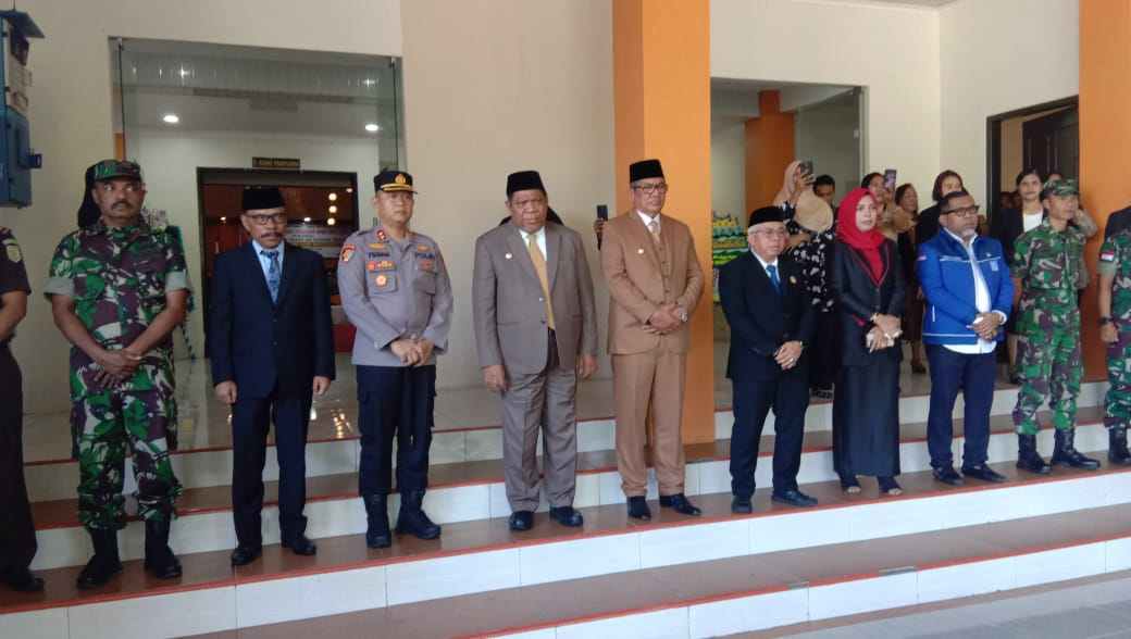 Walikota Tual, Bupati Malra, DPRD dan Forkopimda menjemput kedatangan jenazah almarhum Ishak Nuhuyanan di Kantor DPRD Kota Tual selasa 24 Januari 2023