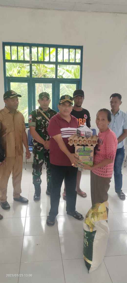 Pemkab MBD salurkan bantuan sembako kepada warga Desa Rotnama terdampak banjir