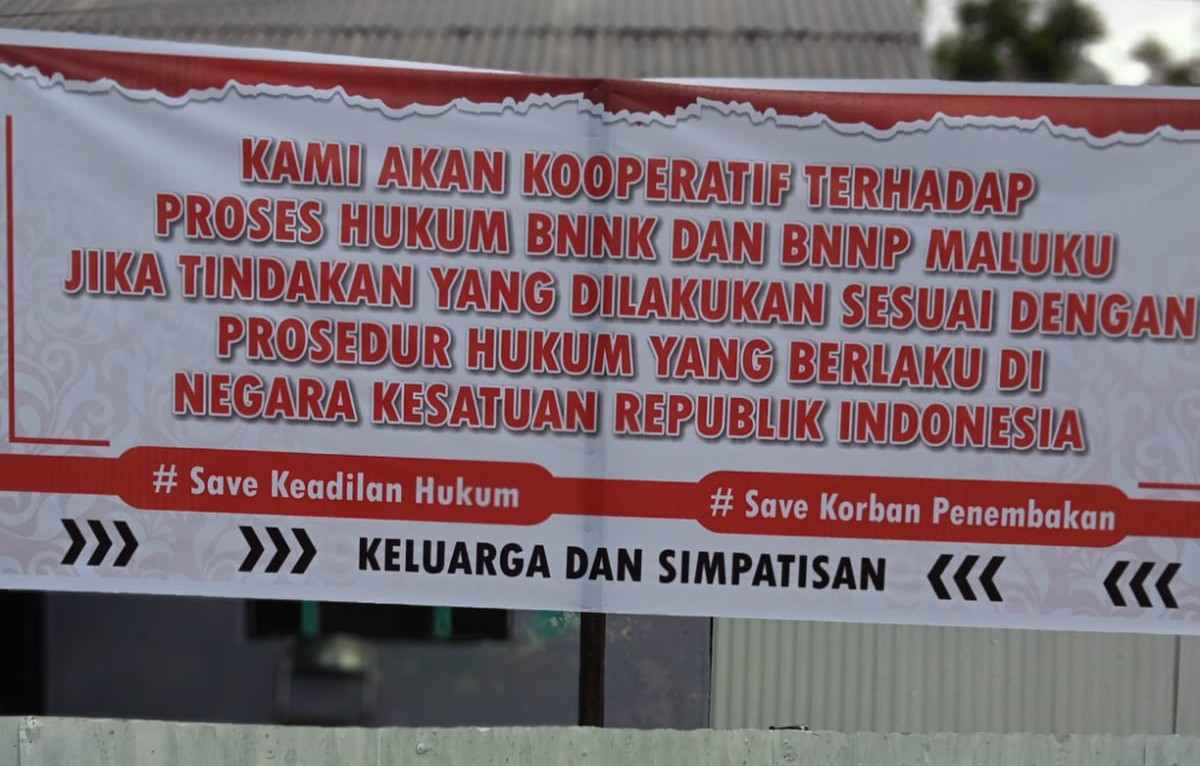 Ini spanduk yang dipasang keluarga besar Marga Kabalmay didepan rumah Udin Kabalmay, kamis malam 26 Januari 2023