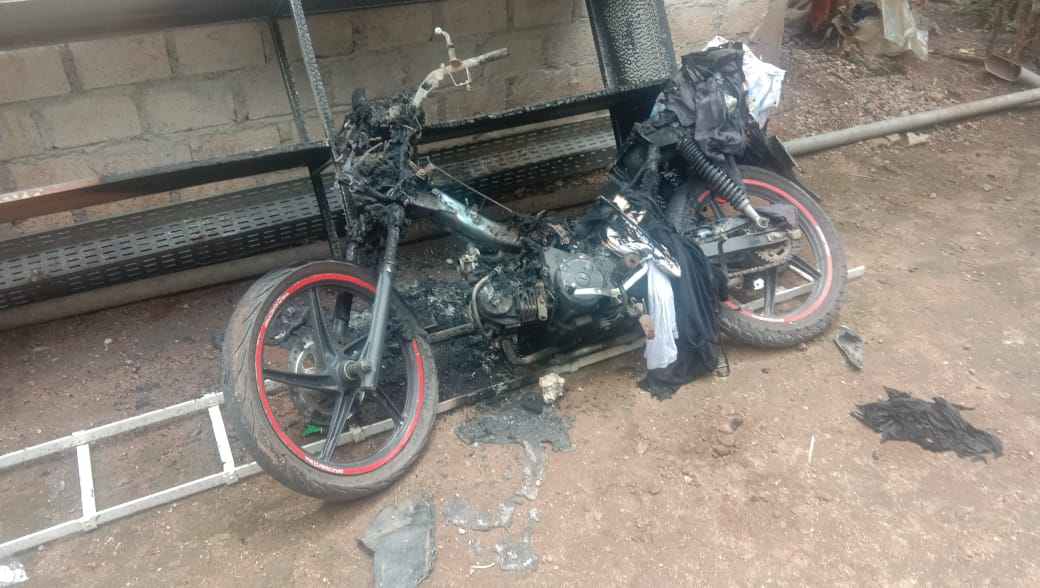Satu buah kendaraan bermotor milik warga ikut terbakar dalam konflik di Kota Tual