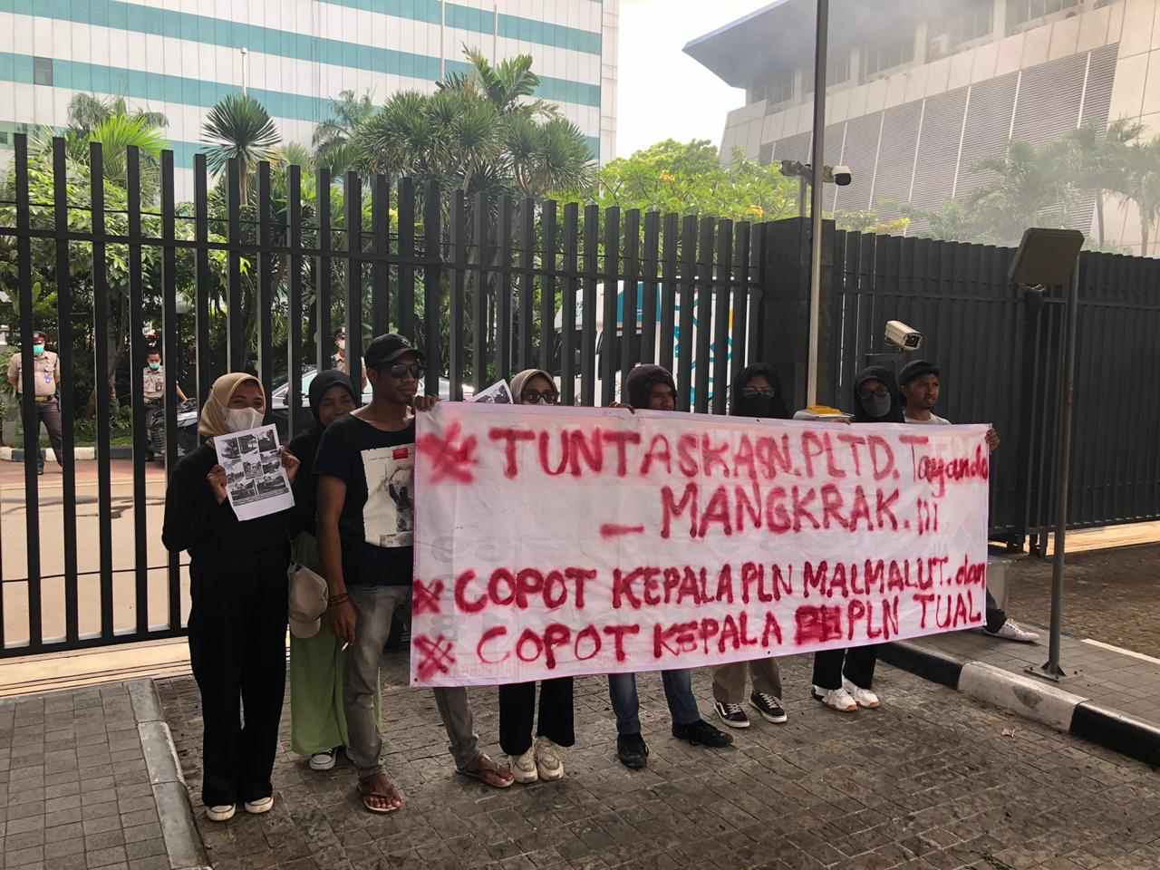 Ini bentangan spanduk aksi mahasiswa Tayando di Kantor PLN dan KPK, senin 30 Januari 2023