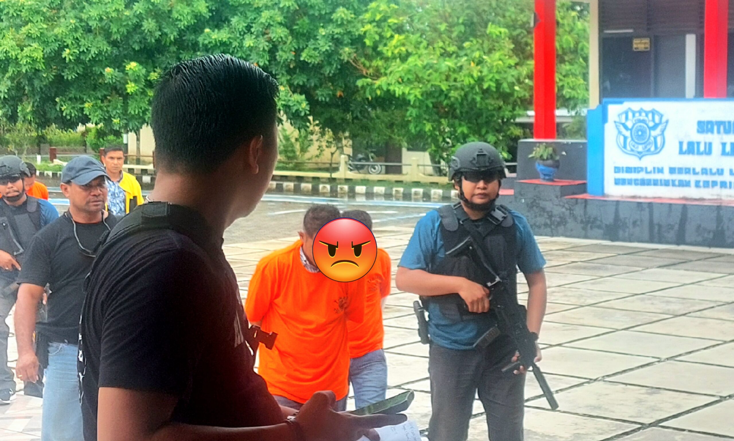 Tiga Tersangka penyebar berita bohong musholah terbakar saat konflik di Kota Tual kamis pagi, dibawah Tim Dirreskrimum Polda Maluku ke Ambon, minggu 5 Februari 2023