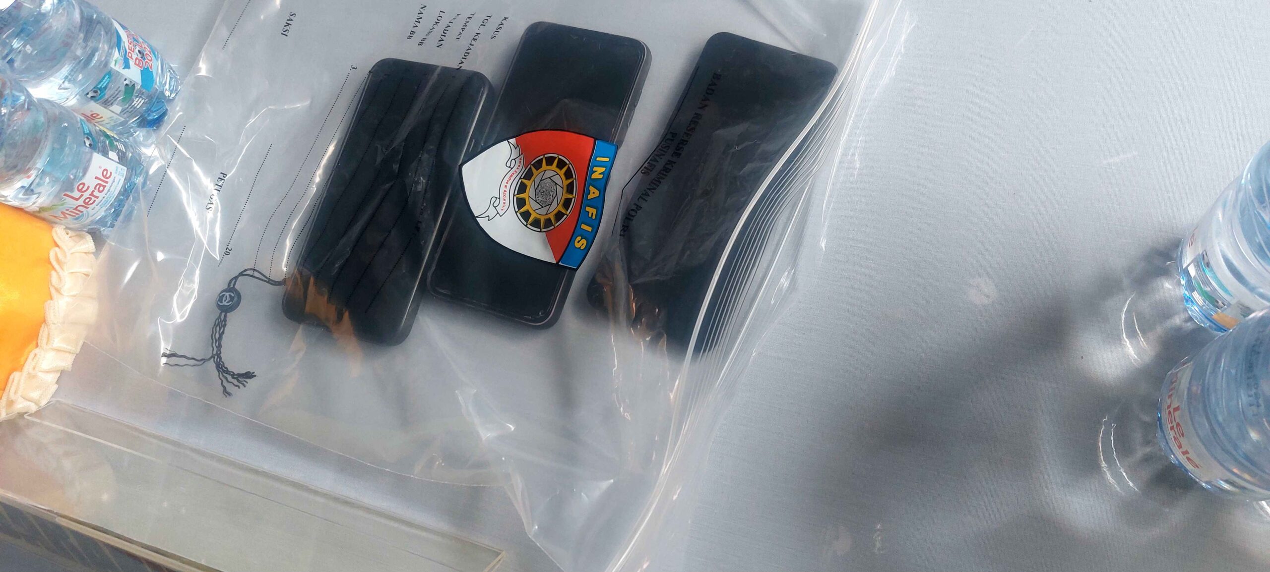 Ini barang bukti HP milik para tersangka penyebar hoax Musholah terbakar di Kota Tual dalam gelar Konferensi Pers Polda Maluku dan Polres Tual, sabtu 4 Februari 2023
