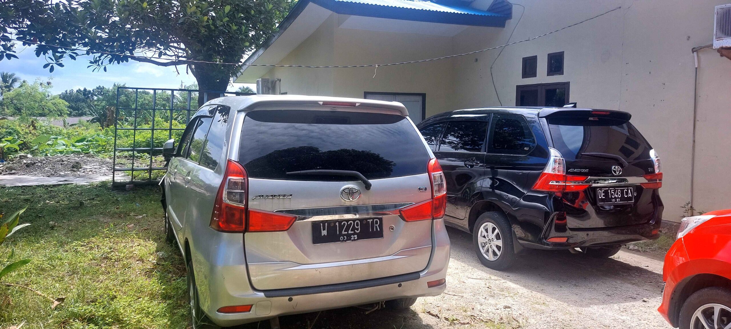 Ini barang bukti mobil silver yang disita penyidik Polres Tual, dalam kasus penembakan terhadap korban Ongen Kabalmay 28 Maret 2022