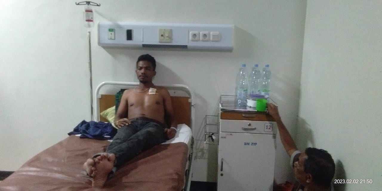 Wartawan media infomaluku.com, Farhat Rettob saat ini di RSUD Maren, pasca terkena peluru nyasar CIS saat meliput konflik dua kelompok warga di Kota Tual, kamis 2 Februari 2023