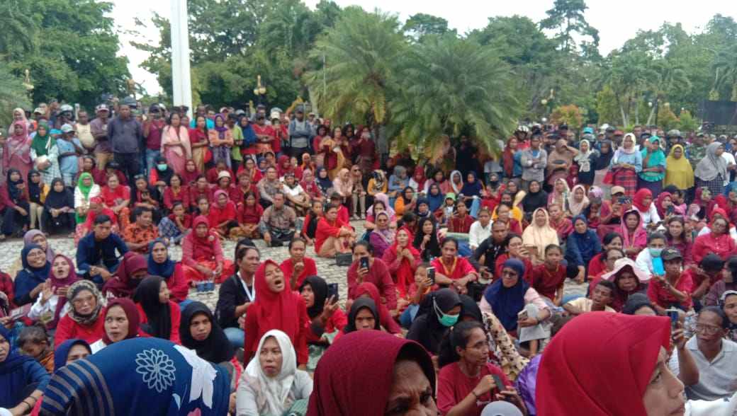 Aksi solidaritas perempuan Kei cinta damai untuk Kota Tual, didepan Balai Kota Tual jumat 2 Februari 2023