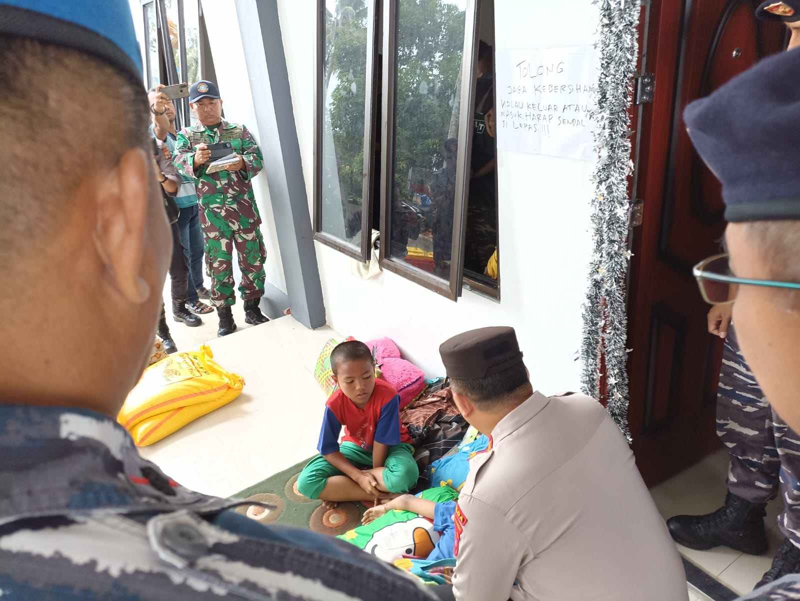 Kapolda Maluku berdiskusi dengan bebarapah warga pengungsi akibat konflik di Lanal Tual, sabtu 4 Februari 2023