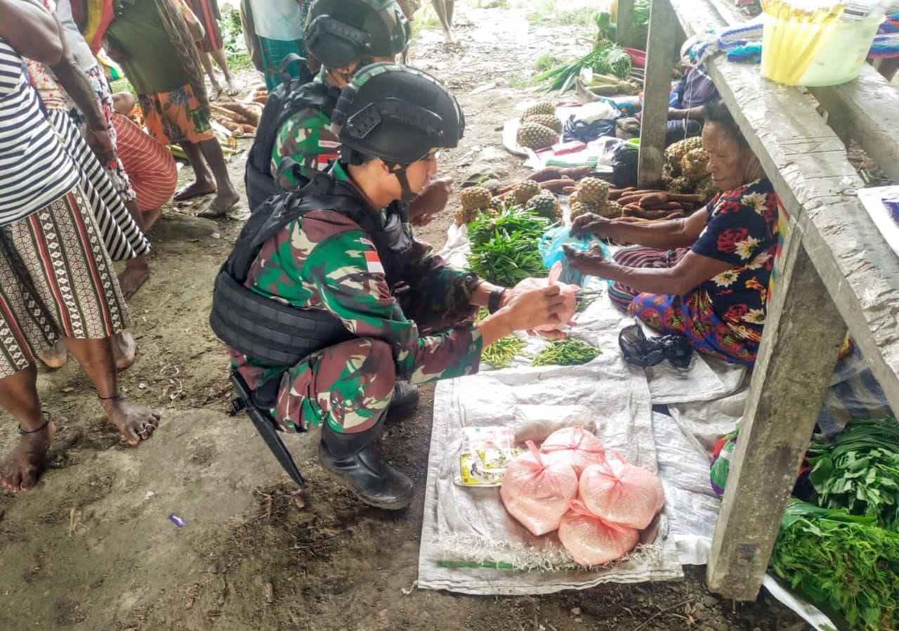 Satgas Yonif 142/KJ sambangi pasar rakyat Distrik Apahapsili, Kabupaten Yalimo, Provinsi Papua Pegunungan beli hasil kebun mama - mama Papua, jumat 3 Februari 2023