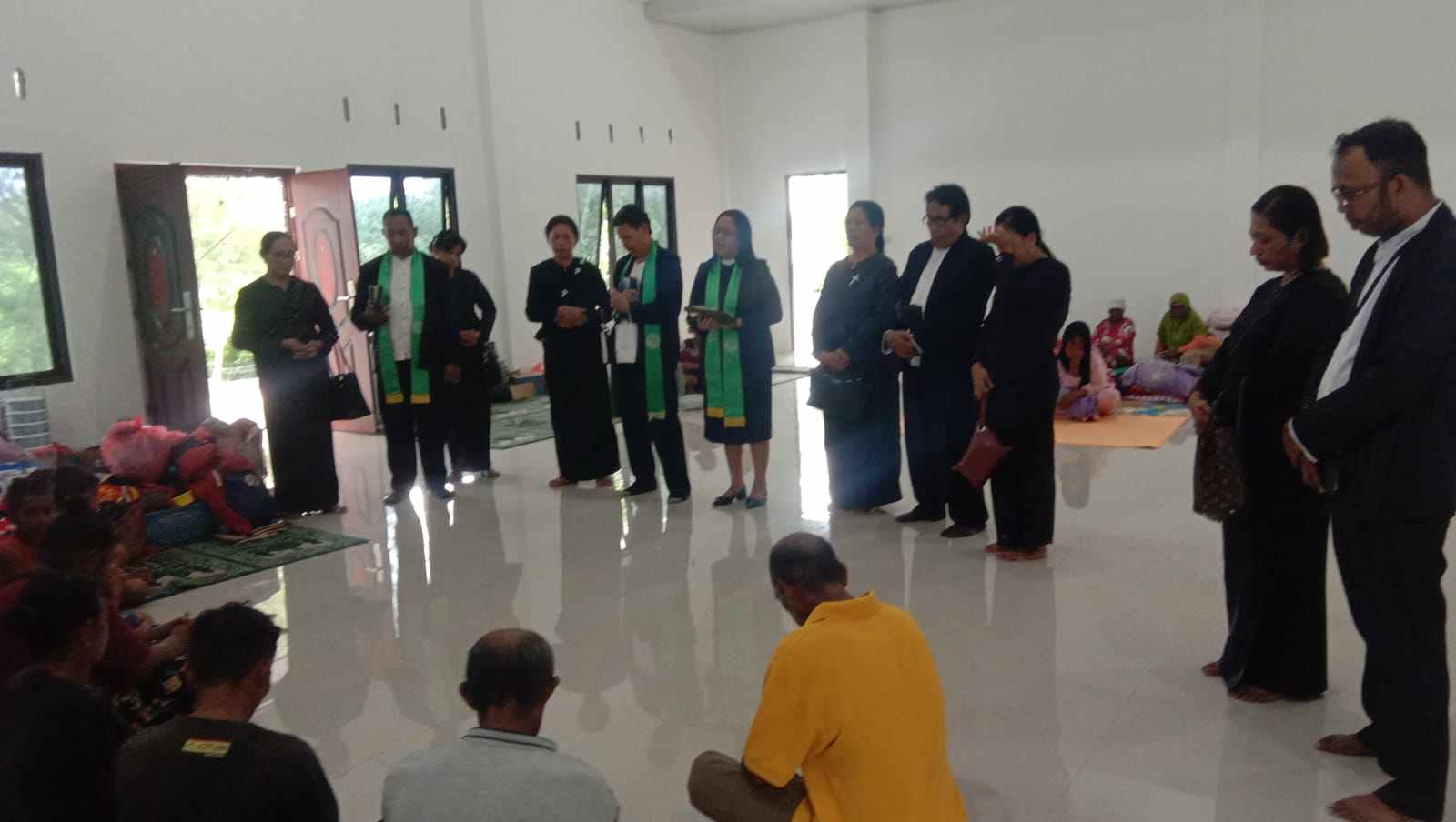 Doa Pendeta GPM Tual bersama pengungsi Kristen dan Islam yang tinggal di Lanal Tual, minggu 5 Februari 2023