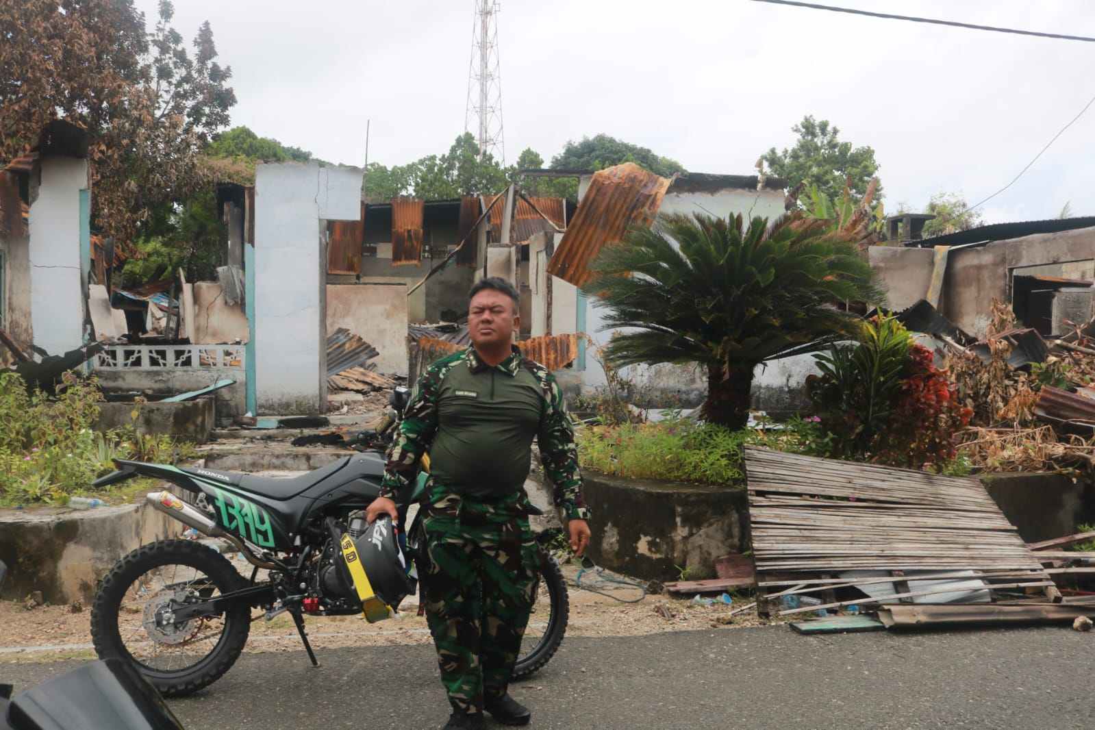 Dandim 1503 Tual merespon cepat permintaan warga pengungsi untuk kembali ke rumah dengan membuat pos pengamanan TNI