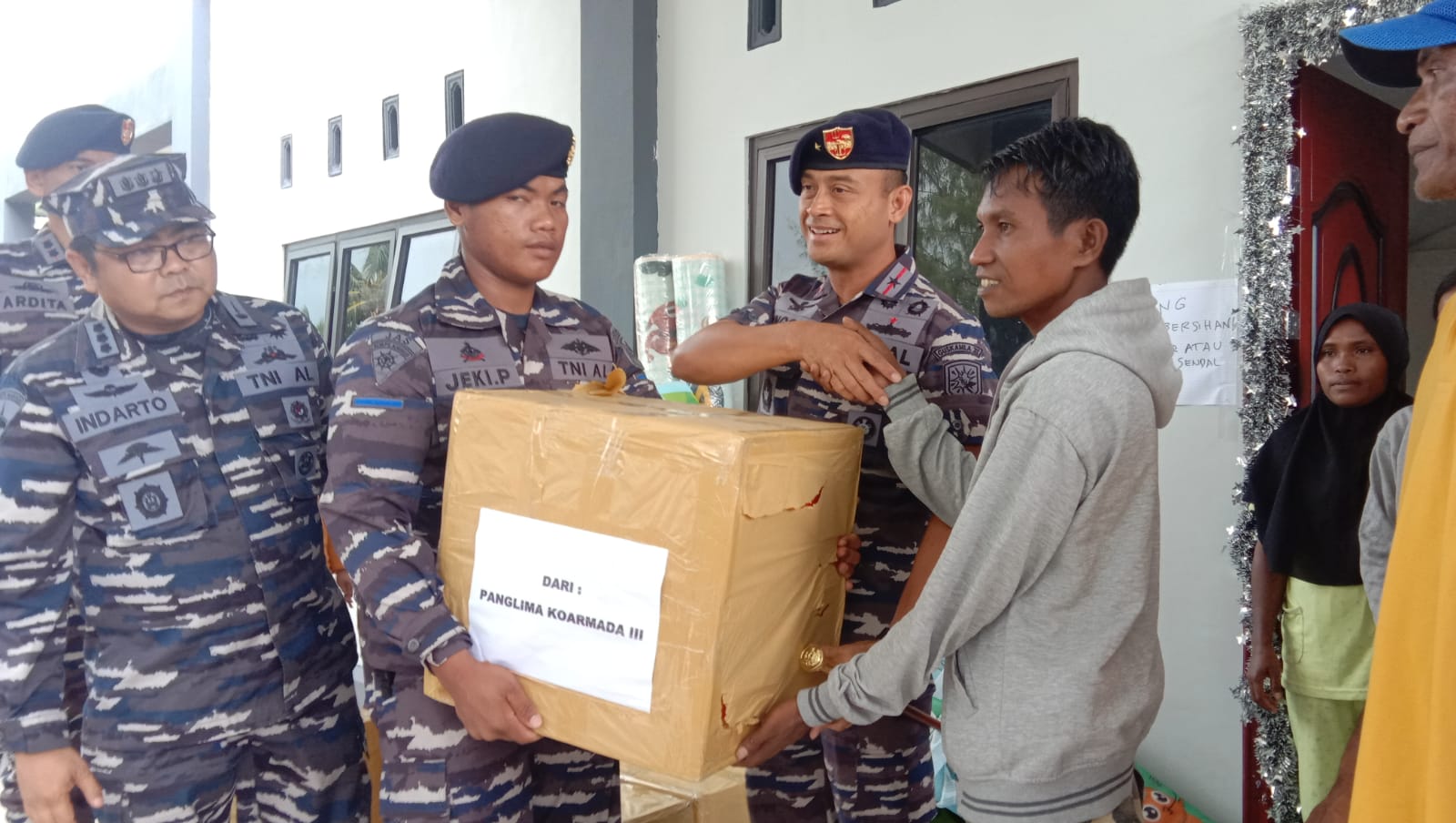 Bantuan TNI AL kepada warga pengungsi di Lanal Tual , Minggu 5 Februari 2023