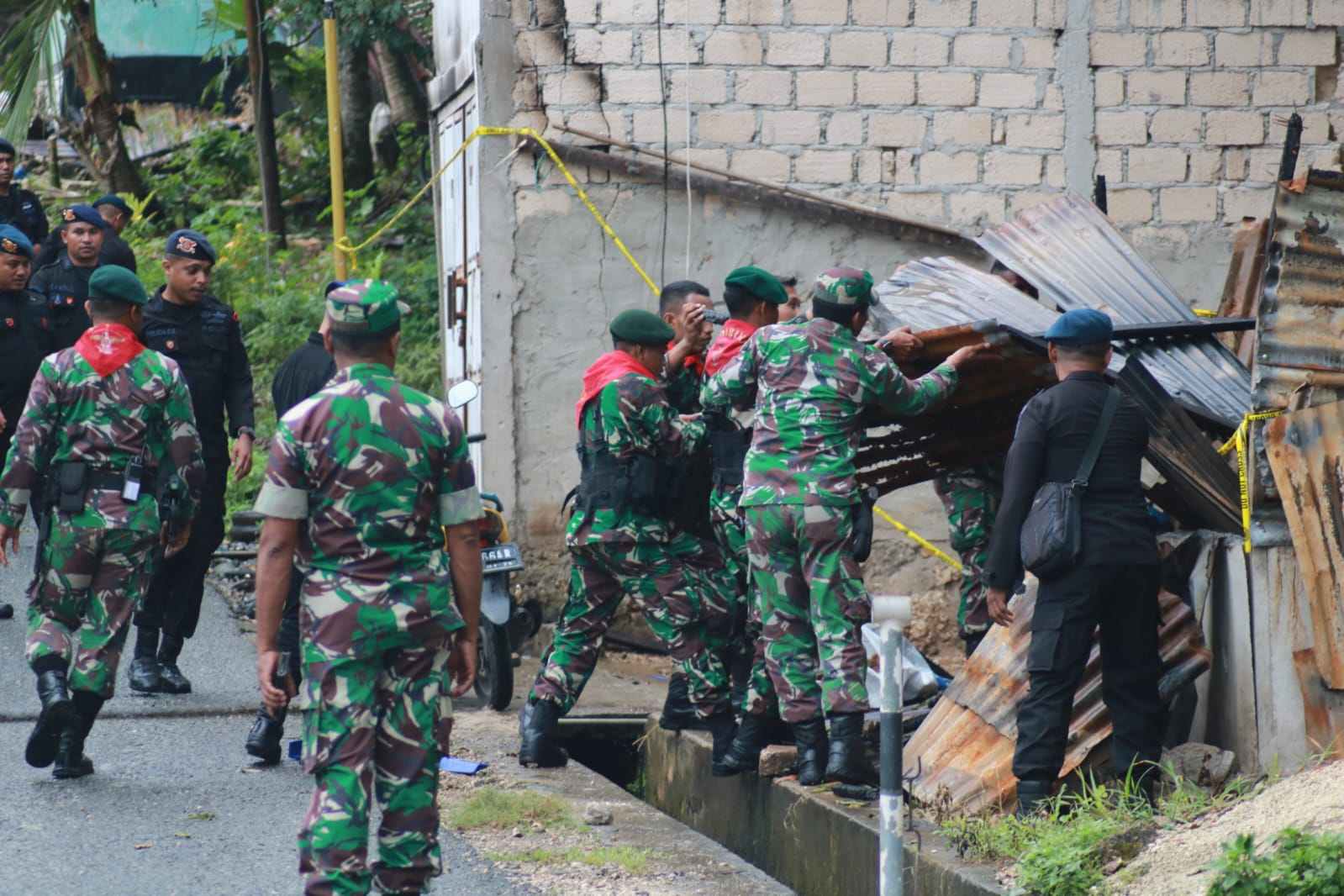 Personil TNI- Polri kerja bakti sosial bersama warga di Kota Tual membersihkan puing - puing bangunan yang terbakar di kompleks Yarler, akibat konflik dua kelompok warga
