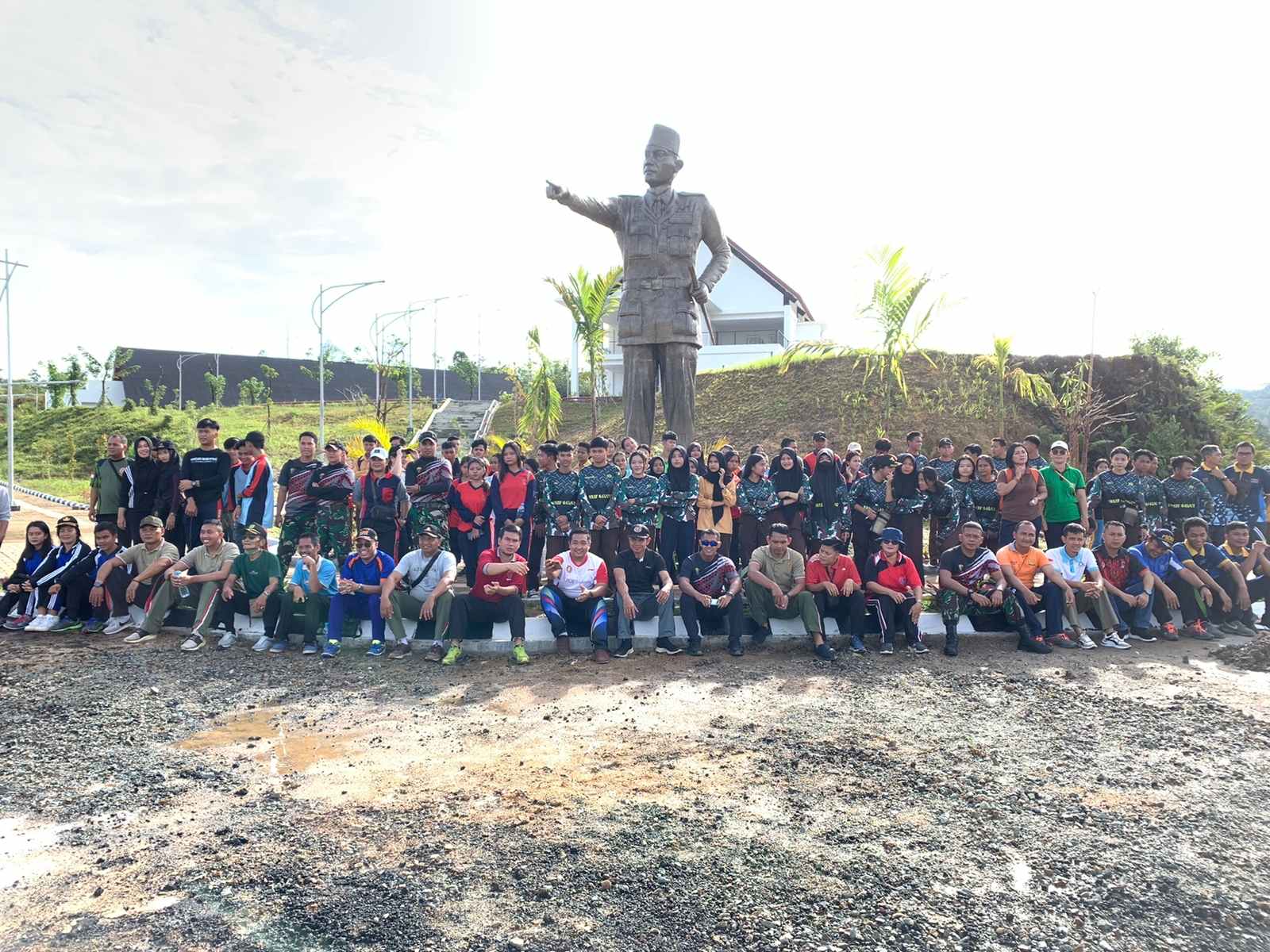 Jalan sehat dan karya bhakti Satgas Pamtas RI - Malaysia bersama semua komponen masyarakat diwilayah perbatasan, senin 6 Februari 2023