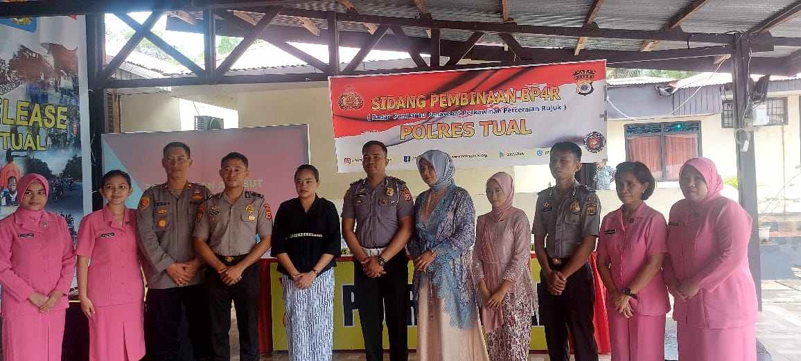 Wakapolres Tual bersama tiga pasangan pra nikah Polres Tual, usai sidang BP4R kamis 9 Februari 2023