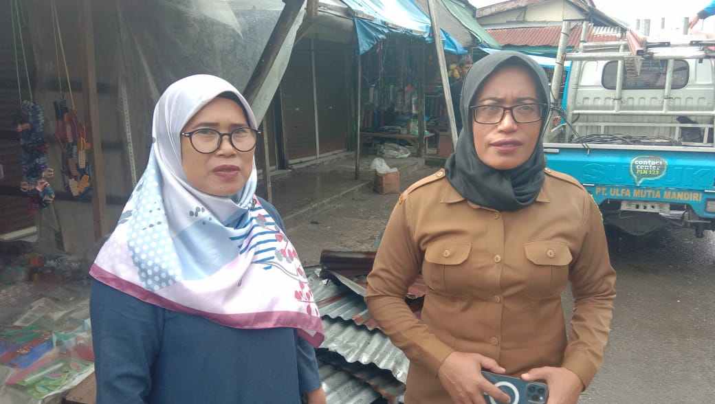 Kadis Disperindag Kota Tual yang turun di TKP melihat kondisi 14 Kios dihantam angin puting beliung