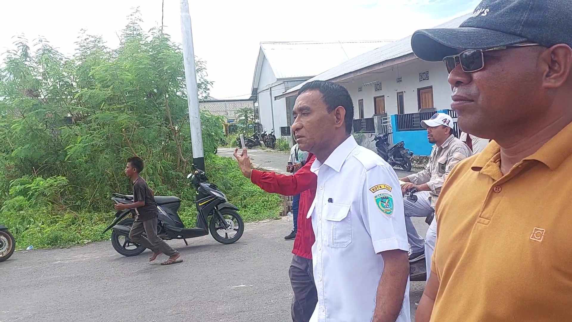 Sekda Kota Tual, A.Yani Renuat yang turun buka blokade jalan utama di BTN Kota Tual disaat konflik dua kelompok warga, rabu 01 Februari 2023
