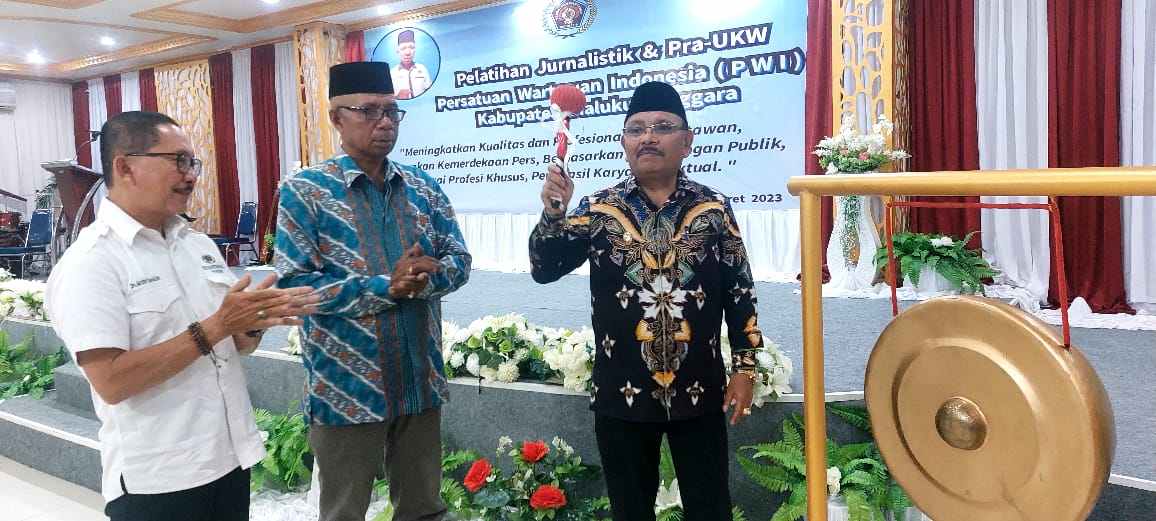 Wabup Malra membuka secara resmi pelatihan jurnalistik dan Pra UKW PWI Kabupaten Maluku Tenggara, kamis 9 Maret 2023 di Kimson Centre