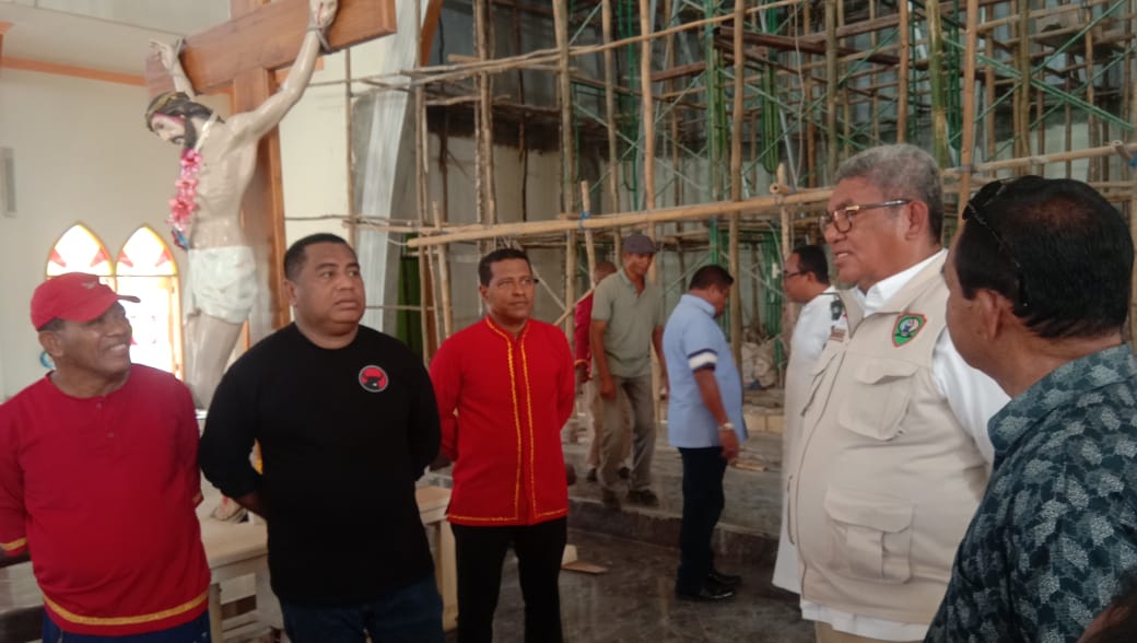 Ketua DPRD Maluku, Benhur G Watubun, ketika melihat secara dekat pembangunan gedung gereja katolik langgur bersama Bupati MTH, sabtu 11 Maret 2023