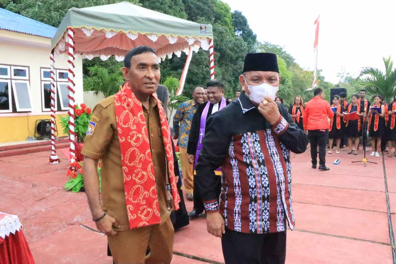 Sekda Kota Tual dan Wabup Malra yang hadir pada HUT 124 tahun injil masuk Taar dan peresmian Tugu Injil Taar, senin 13 Maret 2023