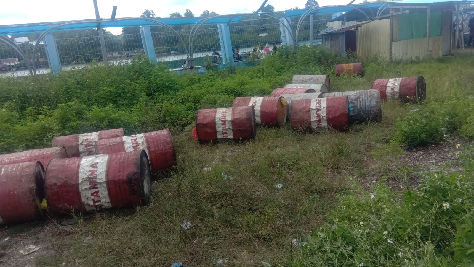 Ini 17 drum BBM yang berhasil diselamatkan dari kebakaran watdek, sabtu 25 Maret 2023