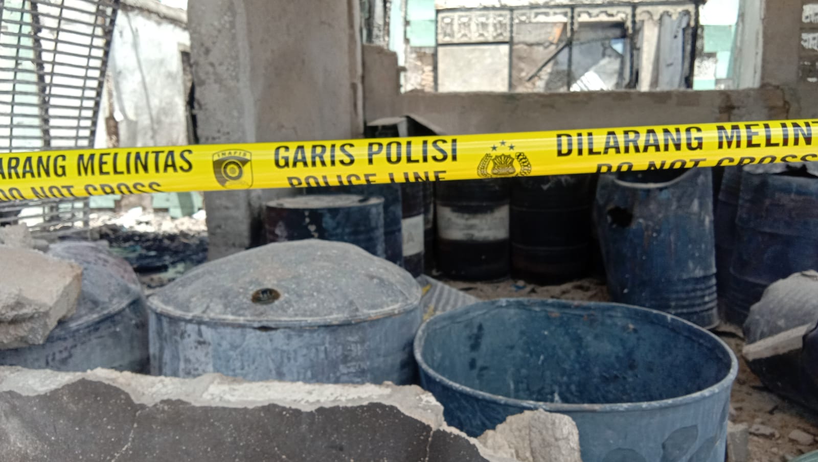 Ini kondisi rumah pasca kebakaran, banyak drum BBM terbakar