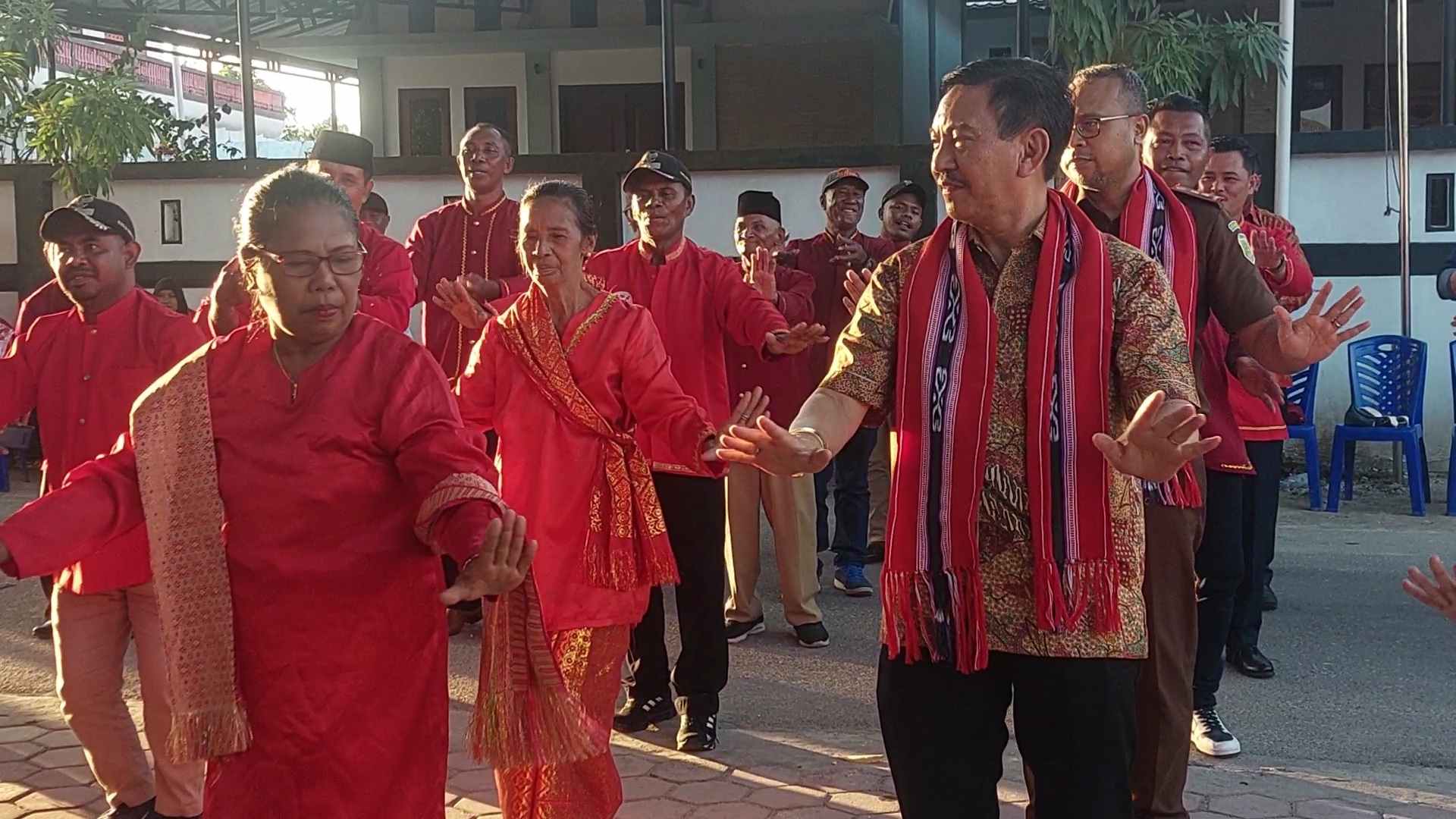 Direktur Sosbud dan Kemasyarakatan Jaksa Agung Muda Intelejen Kejagung RI menari bersama para Camat dan Kepala Ohoi di Kabupaten Malra, usai pemberian gelar adat Kei, kamis 9 Maret 2023