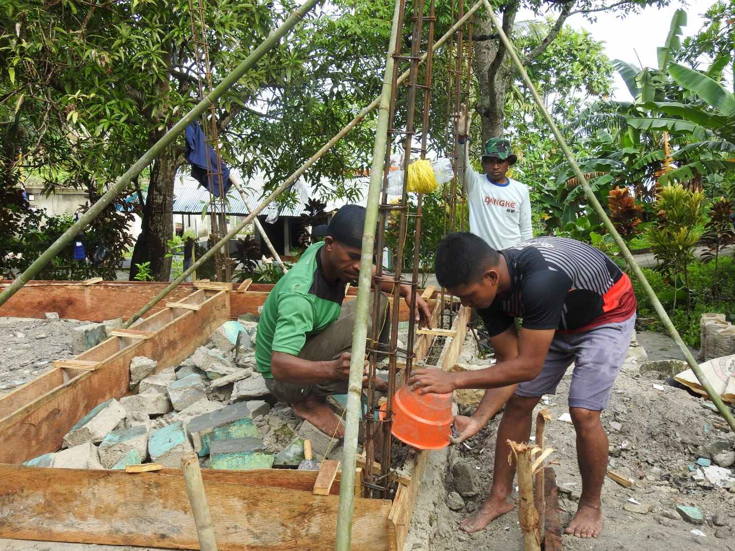 Pembangunan pondasi rumah warga Ohoi Ngurdu melibatkan Personil TNI- Polri dan masyarakat