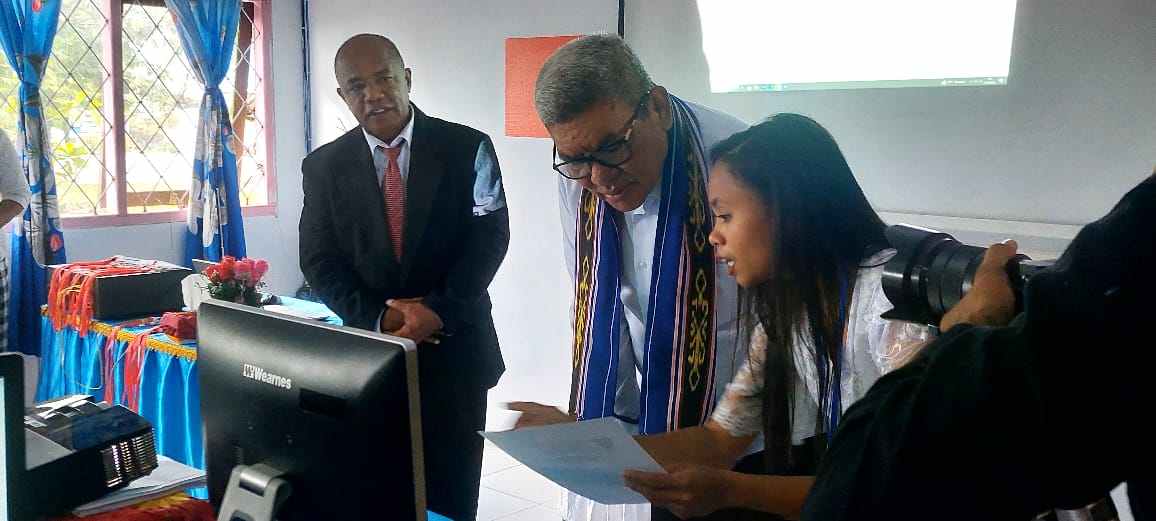 Bupati Malra tekan tombol komputer dimulainya USBK tingkat SD Kabupaten Maluku Tenggara di SD Naskat Mathias III Langgur A, Senin 22 Mei 2023